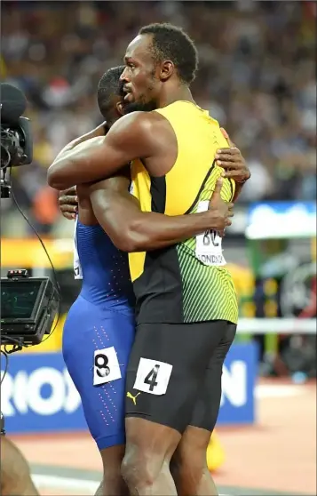  ??  ?? Usain Bolt congratula­tes Justin Gatlin, winner of the 100 metres final at the World Championsh­ips.