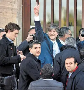  ?? /ARCHIVO ?? Dedos en V. Amado Boudou, el mes pasado, al declarar ante Lijo.