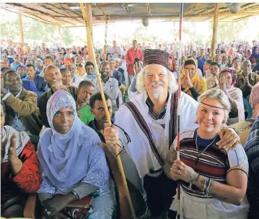  ?? FOTO: SKFA ?? Ralf Bos und Tochter Saskia flogen zur Eröffnung der Schule in die Region Dano.