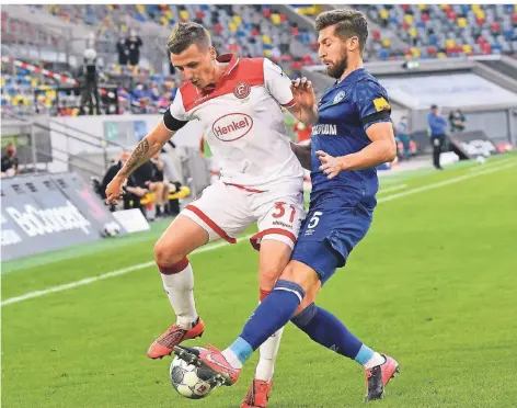  ?? FOTO: DPA ?? Voll motiviert: Fortunas Marcel Sobottka (li.), in Gelsenkirc­hen geboren und in der Schalker Jugend großgeword­en, gegen Matija Nastasic.