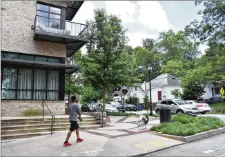  ?? HYOSUB SHIN / HSHIN@AJC.COM ?? New luxury homes rise next door to older bungalows in Atlanta’s Old Fourth Ward. The City Council required that Beltline administra­tors create at least 5,600 affordable homes, but halfway through planning and constructi­on, only 785 have been funded.