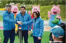  ?? ?? Sie drücken den Startknopf für den neuen Freizeitpa­rk: Matt Proulx (Senior Vice President Hasbro), Scott O’Neil (CEO Merlin Entertainm­ents) und Manuela Stone (Geschäftsf­ührerin von Legoland und Peppa-Pig-Park)