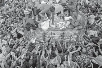  ?? AP Photo/Dar Yasin ?? ■ Rohingya Muslims, who crossed over from Myanmar into Bangladesh, reach out for food distribute­d by aid agencies Sept. 18, 2017, near the Balukhali refugee camp in Cox’s Bazar, Bangladesh. Massacres, rapes and the wholesale destructio­n of villages by...