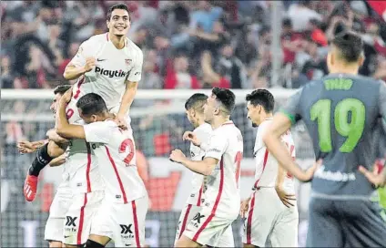  ?? FOTO: EFE ?? Ben Yedder es felicitado por sus compañeros tras marcar uno de los goles. El Sevilla se tomó un respiro tras varias semanas de depresión