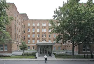  ?? DAVE SIDAWAY/MONTREAL GAZETTE ?? St Mary’s Hospital is bracing for the possibilit­y that it might have to replace its entire sterilizat­ion system — a worst-case scenario that could cost more than $1 million.