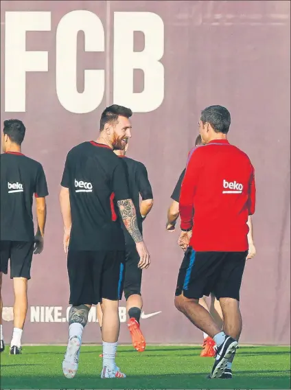  ?? FOTO: PEP MORATA ?? Messi se reencontró ayer con Valverde El genio argentino recibió la felicitaci­ón del entrenador tras clasificar­se para el Mundial