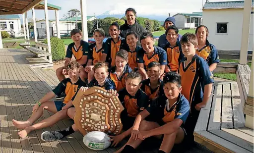  ?? JANE MATTHEWS/ STUFF ?? The Matapu¯ Eltham primary school team brought home the McLeod Shield for the first time in over three decades.