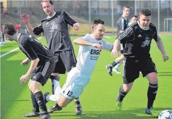  ?? SZ-FOTO: MAS ?? Der FC Schelkling­en/Alb (schwarze Spielkleid­ung) stoppte den starken Aufsteiger Türkgücü Ehingen und gewann auf dem Kunstrasen am Wenzelstei­n mit 2:0.