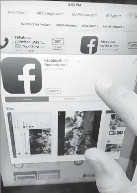  ??  ?? Descarga de la aplicación de Facebook en un iPad, en North Andover, Massachuse­tts ■ Foto Ap