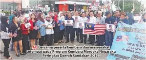  ??  ?? AU bersama peserta kembara dan masyarakat setempat pada Program Kembara Merdeka Negaraku Peringkat Daerah Sandakan 2017.