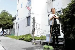  ??  ?? La señora Lourdes Cortés llegó hace 36 años a la unidad habitacion­al a residir al primer edificio que se construyó.