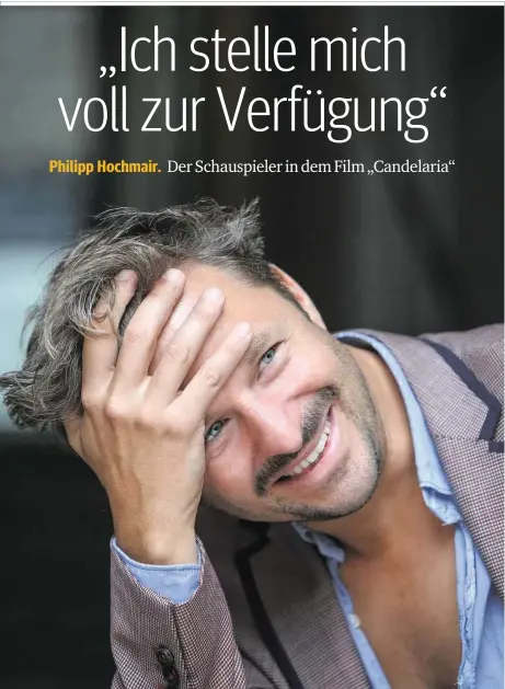  ??  ?? Für Philipp Hochmair ist das Leben ein Selbstexpe­riment, ein Bühnenbild, „das ich andauernd neu bestücken kann.“Ab Freitag ist er in dem zarten Film „Candelaria“(re.) zu sehen, der in Havanna in den 90er Jahren spielt