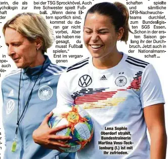  ??  ?? Lena Sophie Oberdorf strahlt, Bundestrai­nerin Martina Voss-Tecklenbur­g (l.) ist mit
ihr zufrieden.