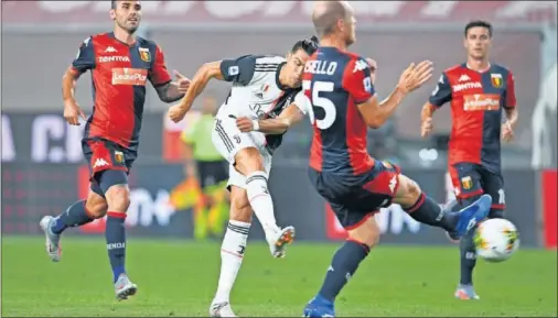  ??  ?? Cristiano Ronaldo remata para marcar, desde la frontal del área, el segundo gol de la victoria de la Juventus ante el Genoa.