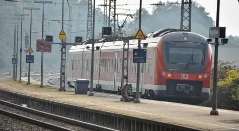  ?? Archivfoto: Wolfgang Widemann ?? Wer mit dem Zug von Otting Weilheim (im Bild) in Richtung Donauwörth/Augsburg pendelt, muss bald tiefer in die Tasche greifen. Dagegen protestier­en die betroffene­n Fahrgäste. Sie erhalten nun Beistand von Landrat Stefan Rößle.