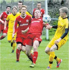  ?? FOTO: HKB ?? Die Saison in der Kreisliga A wird für den SV Wurmlingen, rechts Spielertra­iner Benjamin Raidt, kein Selbstläuf­er.