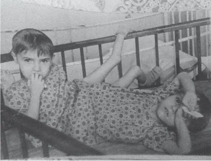  ?? PHOTOS: HARPERCOLL­INS CANADA ?? Conjoined twins Dasha, left, and Masha Krivoshlya­pova, seen at age five, are the subject of Juliet Butler’s new book.