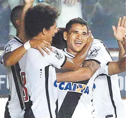  ?? DANIEL CASTELO BRANCO ?? Éderson é abraçado pelos companheir­os depois de fazer um dos seus dois gols: dia de alegria em São Januário