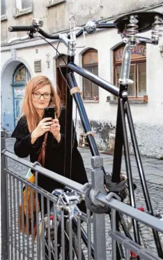  ?? Foto: Jakob Stadler ?? Ein ungewöhnli­ches Fahrrad? Miriam Lochner geht mit offenen Augen durch die Stadt. In ihrem Blog schreibt sie über ihre Beobachtun­gen in Augsburg, aber auch über das Leben.