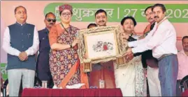  ?? PTI ?? Union minister Smriti Irani being presented a memento by state party president Suresh Kashyap and senior BJP leaders at Chambi village near Dharamshal­a on Friday.