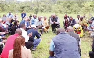  ?? ?? Transport and Infrastruc­tural Developmen­t Minister Felix Mhona (centre), Minister of State for Manicaland Provincial Affairs and Devolution Misheck Mugadza and senior Government officials on Friday perform traditiona­l rituals at the site of the new Mutare airport