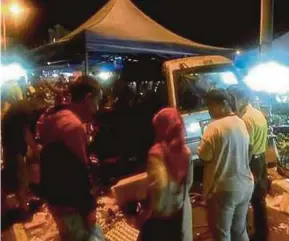  ?? PIC COURTESY OF NST READER ?? The van that crashed into stalls at the Golden Hill night market in Cameron Highlands on Sunday.