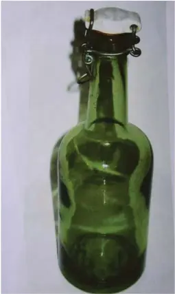  ??  ?? GAMMEL FLASKE: – Vi skal ha grønne flasker. Det er best for innholdet og beskytter mot sollys slik at brusen bevares bedre, sier Kjetil Jørgensen. Denne flasken er fra den tidligere brusfabrik­ken i Grimstad.