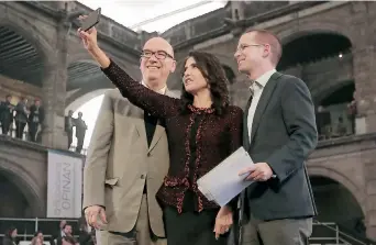  ??  ?? Los dirigentes del Frente Ciudadano por México, Dante Delgado, de MC; Alejandra Barrales, del PRD, y Ricardo Anaya, del PAN, se toman la selfie. En el foro se les reprocharo­n los casos de corrupción en sus partidos.