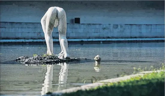  ?? LA VANGUARDIA ?? L’escultura de marbre de Rafael Bartolozzi ha perdut la seva única companyia, la figura de la granota (a la dreta), sense restaurar