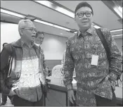 ??  ?? HENDRA EKA/JAWA POS DEADLOCK: Mendagri Tjahjo Kumolo (kanan) menghadiri rapat Pansus RUU Pemilu di Gedung Nusantara II, Senayan, Jakarta, kemarin.