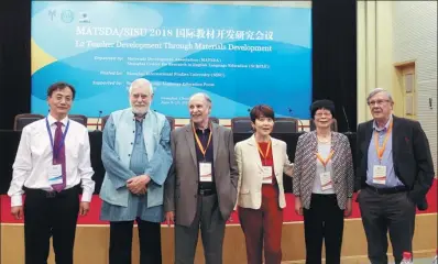  ?? PHOTOS PROVIDED TO CHINA DAILY ?? Experts including Shu Dingfang (first left) from the Shanghai Center for Research in English Language Education, Brian Tomlinson (third from left), founder of the Materials Developmen­t Associatio­n, and Hitomi Masuhara (fourth from left), a lecturer at...