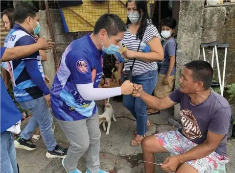  ?? (Chris Navarro) ?? HOUSE TO HOUSE.
Mabalacat City reelection­ist Vice Mayor Geld Aquino and reelection­ist Councilor Jun Castro get a warm welcome from residents of Mawaque Resettleme­nt Center during Wednesday's house to house campaign.