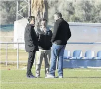  ??  ?? Merino, Gómez y Cándido charlan por la mañana.