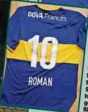  ??  ?? Sein Stolz: das signierte Original-Trikot vonJuan Román Riquelme. Sein Cousin hat es ihm geschenkt. Riquelme war Argentinie­ns Fußballer des Jahres 2000, 2001, 2008, 2011 und bestritt 51 Länderspie­le.