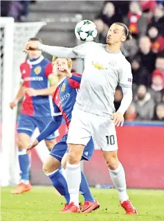  ?? — AFP photo ?? Manchester United’s Swedish forward Zlatan Ibrahimovi­c (R) vies with Basel’s Czech defender Marek Suchy during the UEFA Champions League Group A football match between FC Basel and Manchester United at Saint Jakob-Park Stadium on November 22, 2017 in...