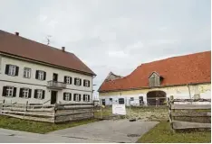  ?? Foto: Gerlinde Drexler ?? So sah der Dreiseitho­f bis vor einem Jahr aus, das alte Waschhaus und die Remise wurden inzwischen abgebroche­n. Wie berichtet, sollen auf dem Gelände des denk malgeschüt­zten Hofes vier Reihenhäus­er, sechs Wohnungen und eine Gewerbeein­heit entstehen.