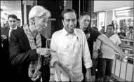  ?? DARREN WHITESIDE / REUTERS ?? IMF chief Christine Lagarde and Indonesian President Joko Widodo chat during a visit to the Tanah Abang market in Jakarta on Monday.