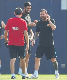  ?? FOTO: M. MONTILLA ?? Valverde, con Luis Suárez y Messi durante un entrenamie­nto