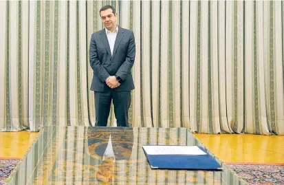 ??  ?? Noch einmal umbauen: Alexis Tsipras musste wegen des Rücktritts eines Ministereh­epaars zu Beginn der Woche sein Kabinett umbilden. Die letzten Verhandlun­gen mit den Gläubigern haben gerade begonnen.