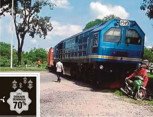  ??  ?? KEADAAN kereta api yang membawa simen tergelinci­r di Kilometer 29, Lebuhraya Pasir Gudang, semalam.