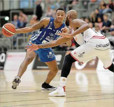  ?? Foto: Ben Majerus / Lw-archiv ?? Etzellas Dwayne Brown, hier am ersten Spieltag gegen Racings Devin White (r.), führt Ettelbrück mit starken 37 Punkten zum Sieg gegen Heffingen.