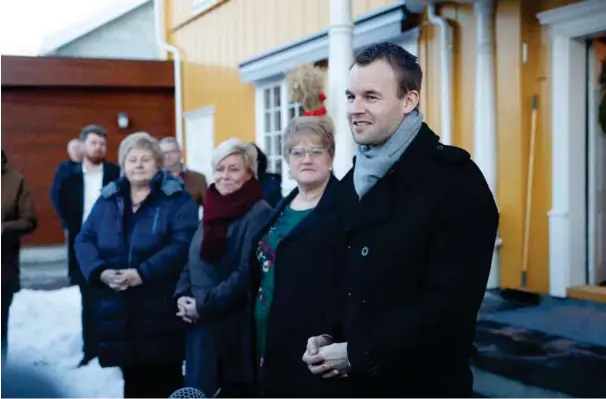  ?? FOTO: NTB SCANPIX ?? Erna Solberg (t.v.), Siv Jensen, Trine Skei Grande og Kjell Ingolf Ropstad under pressekonf­eransen like før forhandlin­gene startet, tirsdag ettermidda­g.