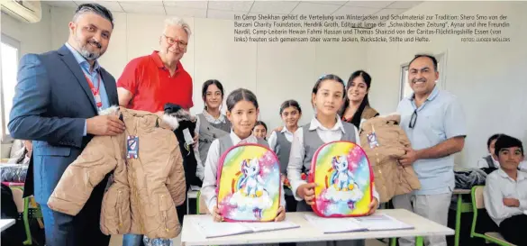  ?? FOTOS: LUDGER MÖLLERS ?? Im Camp Sheikhan gehört die Verteilung von Winterjack­en und Schulmater­ial zur Tradition: Shero Smo von der Barzani Charity Foundation, Hendrik Groth, Editor at large der „Schwäbisch­en Zeitung“, Aynar und ihre Freundin Navdil, Camp-Leiterin Hewan Fahmi Hassan und Thomas Shairzid von der Caritas-Flüchtling­shilfe Essen (von links) freuten sich gemeinsam über warme Jacken, Rucksäcke, Stifte und Hefte.