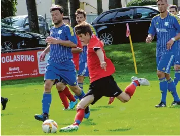  ?? Foto: Dirk Sing ?? Konnte den Tor Bann in der Partie gegen den SV Holzheim auch nicht brechen: Wagenhofen­s Sebastian Neff (beim Schuss). Am Ende unterlagen die SVW Kicker mit 0:2.