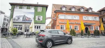  ?? ARCHIVFOTO: MARK HILDEBRAND­T ?? Links die Raucherkne­ipe „City“, rechts die „Krone“am Tettnanger Bärenplatz.