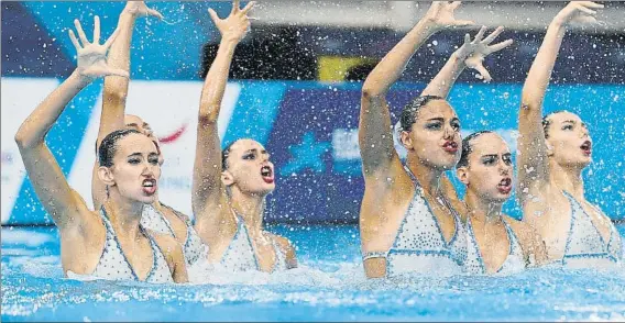  ?? FOTO: EFE ?? El equipo español de natación artística se colgó ayer la medalla de bronce europea en la prueba de combinada libre