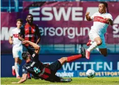  ?? Foto: dpa ?? Stuttgarts Roberto Massimo (rechts) wird heftig von Wiesbadens Sascha Mockenhaup­t attackiert. Am Ende verliert der VfB unglücklic­h.