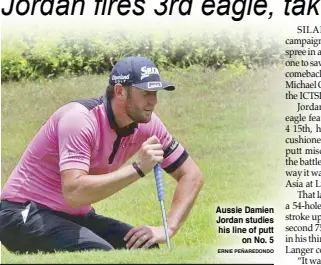  ?? Aussie Damien Jordan studies his line of putt on No. 5 ERNIE PEÑAREDOND­O ??