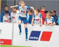  ?? FOTO: GUENTER KRAM ?? VfB-Spielerin Muriel Kroflin (Kader U15-Nationalma­nnschaft) zeigt im Trikot des MTU-Leistungsz­entrums eine starke Leistung.