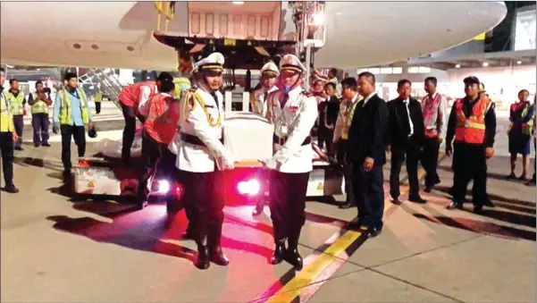  ?? FRESH NEWS ?? Princess Norodom Buppha Devi’s coffin is carried off the plane at Phnom Penh Internatio­nal Airport on Tuesday.